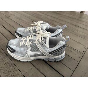 Mens Nike Vomero 5 Size 6- Pure Platinum/Metallic Silver